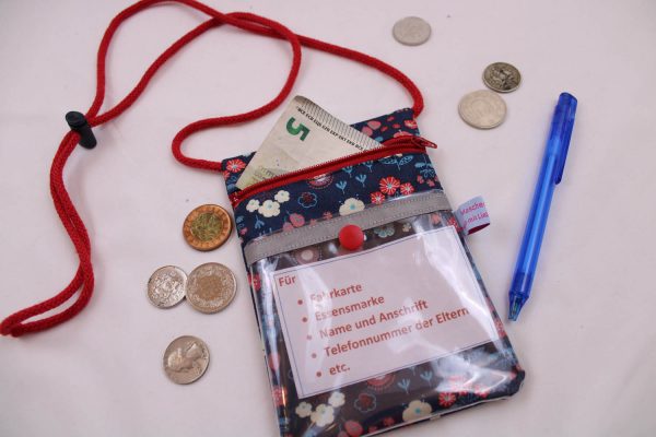 BRUSTBEUTEL für Kinder "Blütenrausch" mit Klarsichtfach mit Reflektorstreifen, Kordelstopper; Geldbörse, Fahrkartentasche