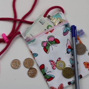 BRUSTBEUTEL für Kinder "Schmetterlinge" mit Reißverschluss und fluoreszierendem Kordelstopper; Geldbörse