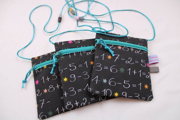 Kleiner Kinder-BRUSTBEUTEL "Kleines 1x1" mit Sicherheitsverschluss und Reflektorfähnchen; Brusttasche, Geldbörse, Geldbeutel