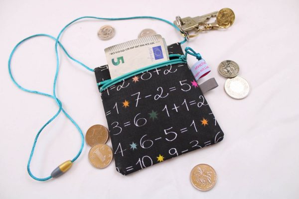 Kleiner Kinder-BRUSTBEUTEL "Kleines 1x1" mit Sicherheitsverschluss und Reflektorfähnchen; Brusttasche, Geldbörse, Geldbeutel