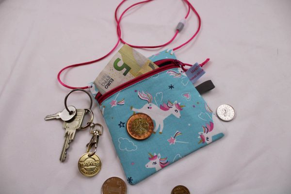 Kleiner Kinder-BRUSTBEUTEL "Einhorn/türkisblau" mit Sicherheitsverschluss und Reflektorfähnchen; Brusttasche, Geldbörse, Geldbeutel