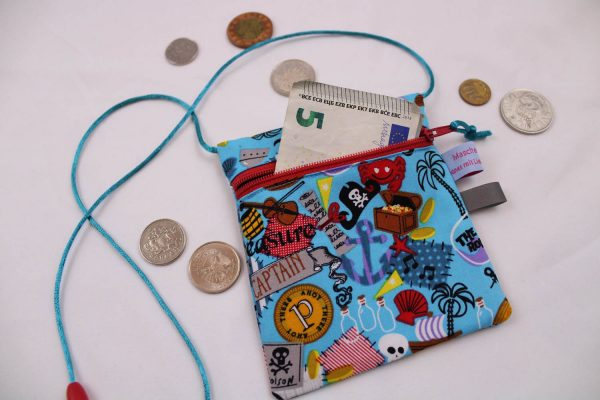 Kleiner Kinder-BRUSTBEUTEL "Piratenparty" mit Sicherheitsverschluss und Reflektorfähnchen; Brusttasche, Geldbörse, Geldbeutel