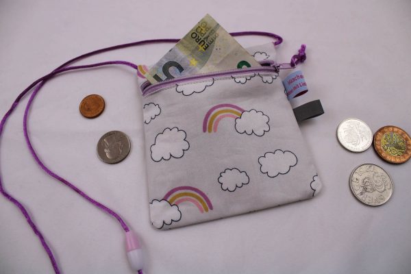 Kleiner Kinder-BRUSTBEUTEL "Lila Regenbogen" mit Sicherheitsverschluss und Reflektorfähnchen; Brusttasche, Geldbörse, Geldbeutel