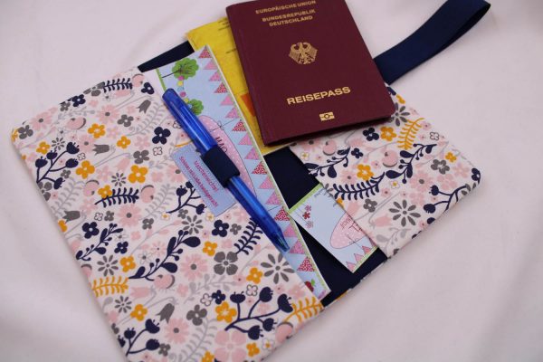 Reiseetui MODELL 3/S "Floral weiß/marineblau" - Dokumententasche, Passhülle, Brieftasche, Reiseorganizer, Etui Reiseunterlagen, Tickettasche