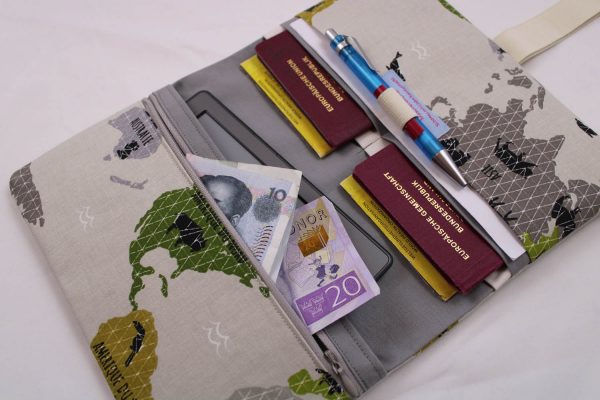 Familien-Reiseetui MODELL 4/M "Weltkarte/Tiere" - Reiseorganizer mit 4 Passfächern, Dokumententasche, Passhülle