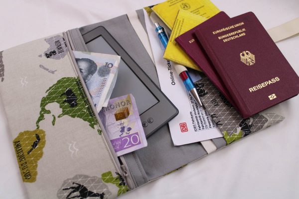 Familien-Reiseetui MODELL 4/M "Weltkarte/Tiere" - Reiseorganizer mit 4 Passfächern, Dokumententasche, Passhülle