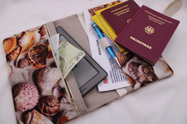 Familien-Reiseetui MODELL 4/M "Muscheln" - Reiseorganizer mit 4 Passfächern, Dokumententasche, Passhülle
