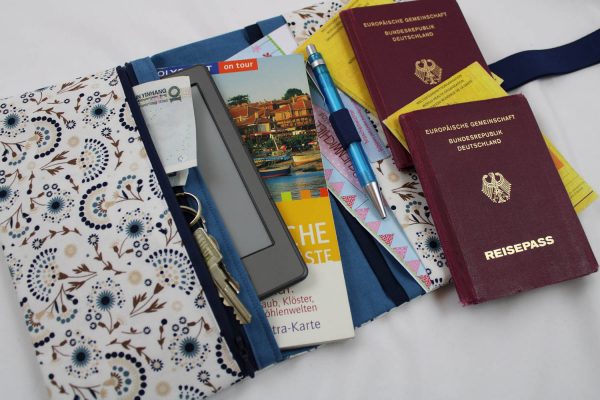Familien-Reiseetui MODELL 4/M "Distelblüten" - Reiseorganizer mit 4 Passfächern, Dokumententasche, Passhülle