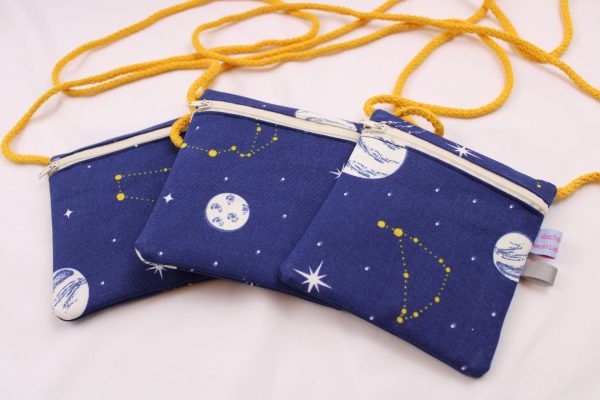 Kinder-BRUSTBEUTEL "Sternbilder (nachtleuchtend)" mit Reißverschluss und Reflektorfähnchen; Brusttasche, Geldbörse, Geldbeutel