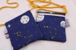 Kinder-BRUSTBEUTEL "Sternbilder (nachtleuchtend)" mit Reißverschluss und Reflektorfähnchen; Brusttasche, Geldbörse, Geldbeutel