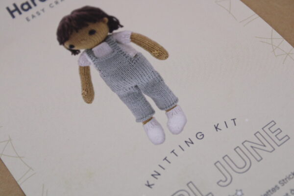 DIY-Strickset "Puppe June", Strick-Kit, Materialpackung, Strickpaket, Handarbeitsset, DIY-Kit