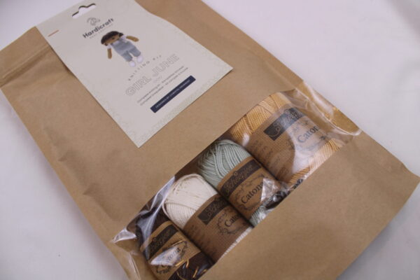 DIY-Strickset "Puppe June", Strick-Kit, Materialpackung, Strickpaket, Handarbeitsset, DIY-Kit