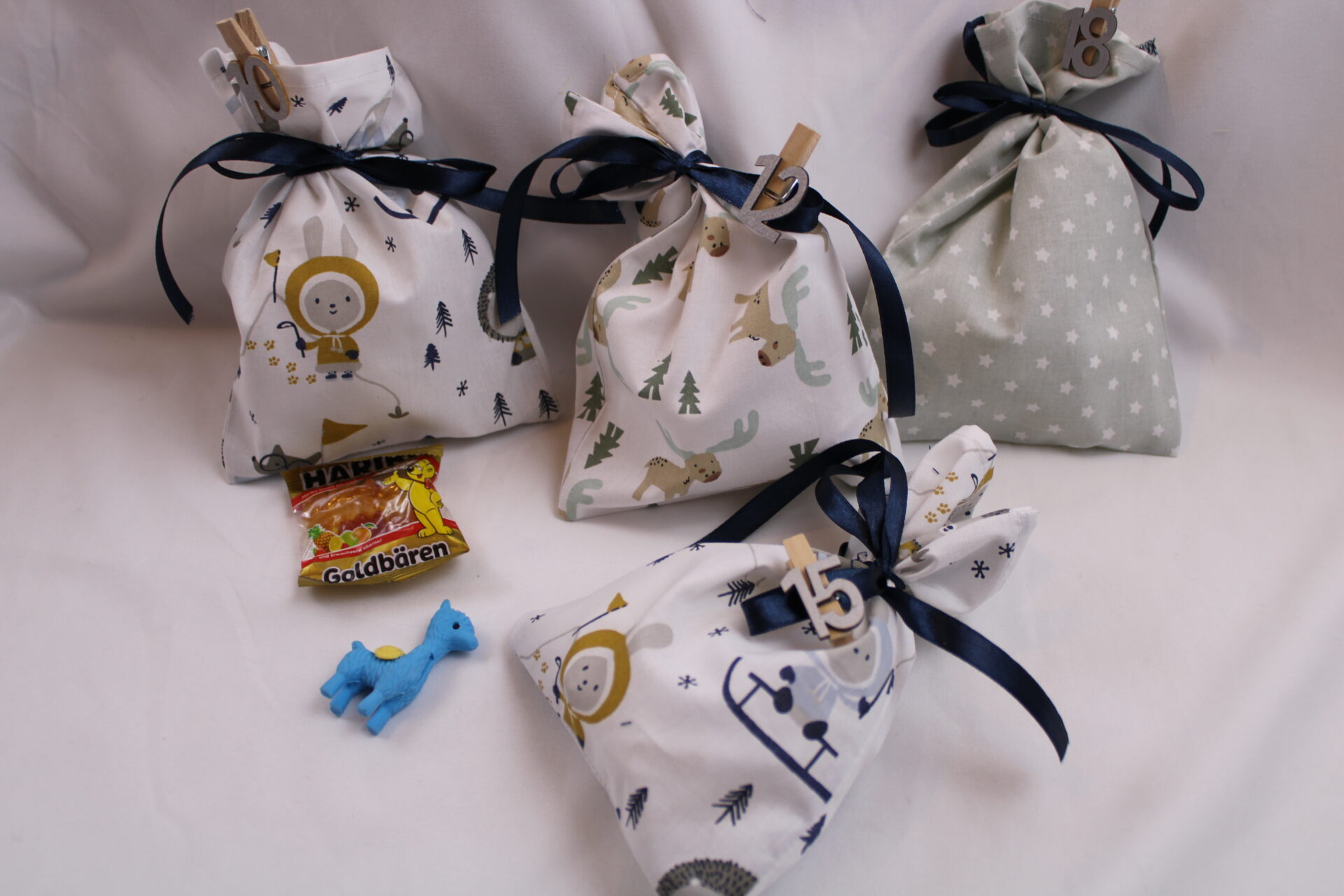 Adventskalender-Säckchen XL-Am Nordpol (4) Adventskalender-Säckchen XL, zum Selbst-Befüllen, "Am Nordpol", handgenäht, mit Holz-Klammern und -zahlen