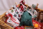 Handgenähte Adventskalender-Säckchen, klassisch rot-weiß, mit Holzklammern und -zahlen, zum Selbstbefüllen, wiederverwendbar, nachhaltig