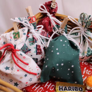 Handgenähte Adventskalender-Säckchen, klassisch rot-weiß, mit Holzklammern und -zahlen, zum Selbstbefüllen, wiederverwendbar, nachhaltig