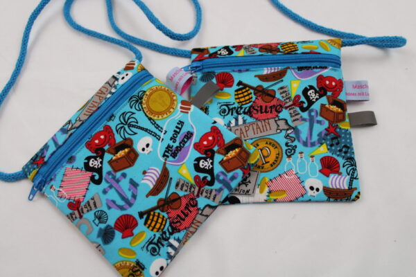 Kinder-BRUSTBEUTEL "Piratenparty" mit Reißverschluss und Reflektorfähnchen; Brusttasche, Geldbörse, Geldbeutel