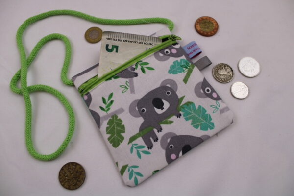 Kinder-BRUSTBEUTEL "Koalabär" mit Reißverschluss und Reflektorfähnchen; Brusttasche, Geldbörse, Geldbeutel