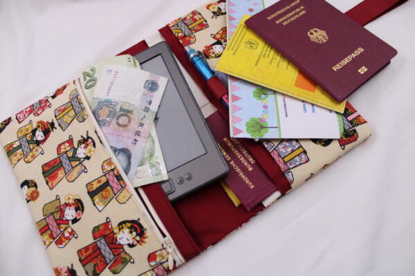 Familien-Reiseetui MODELL 4/M "Geisha" - Reiseorganizer mit 4 Passfächern, Dokumententasche, Passhülle