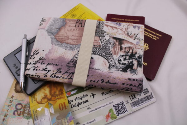 Familien-Reiseetui MODELL 4/M "Grüße aus Paris" - Reiseorganizer mit 4 Passfächern, Dokumententasche, Passhülle