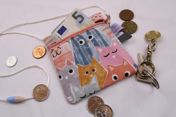 Kleiner Kinder-BRUSTBEUTEL "Katzen/rosa" mit Sicherheitsverschluss und Reflektorfähnchen; Brusttasche, Geldbörse, Geldbeutel