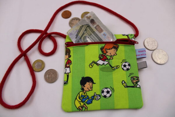 Kinder-BRUSTBEUTEL "Fußballspieler" mit Reißverschluss und Reflektorfähnchen; Brusttasche, Geldbörse, Geldbeutel