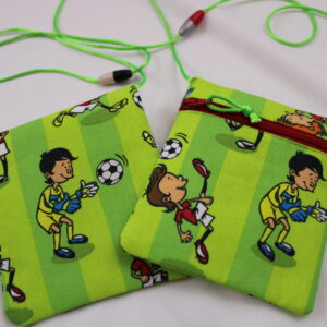Kleiner Kinder-BRUSTBEUTEL "Fußballspieler" mit Sicherheitsverschluss und Reflektorfähnchen; Brusttasche, Geldbörse, Geldbeutel