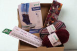 Strickset "Socken stricken", komplettes Geschenkset zum Strümpfe stricken, DIY-Pack inklusive Wolle, Nadeln, Nadelgarage, Handmaß und Anleitung