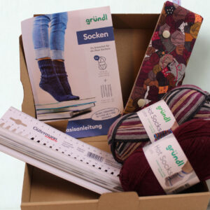 Strickset "Socken stricken", komplettes Geschenkset zum Strümpfe stricken, DIY-Pack inklusive Wolle, Nadeln, Nadelgarage, Handmaß und Anleitung