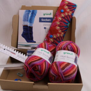 Strickset "Socken stricken", komplettes Geschenkset zum Strümpfe stricken, DIY-Pack inklusive Wolle, Nadeln, Nadelgarage, Handmaß und Anleitung