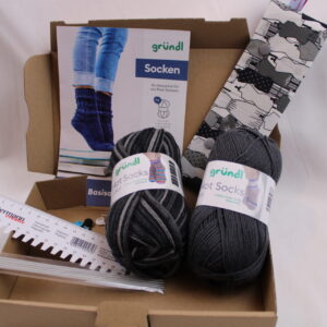 Strickset "Socken stricken", komplettes Geschenkset zum Strümpfe stricken, DIY-Pack inklusive Wolle, Nadeln, Nadelgarage, Handmaß und Anleitung