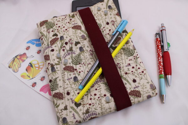 A5 - Kalenderhülle / Organizerhülle / Schreibmappe / Maltasche / e-Reader-Hülle "Blumenwiese natur/bordeaux"