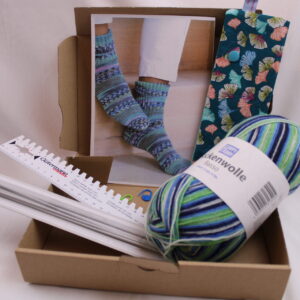 Strickset "Socken stricken", komplettes Geschenkset zum Strümpfe stricken, DIY-Pack inklusive Wolle, Nadeln, Nadelgarage, Handmaß und Anleitung