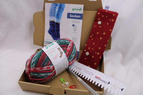 Strickset "Weihnachts-Socken stricken", komplettes Geschenkset zum Strümpfe stricken, DIY-Pack inklusive Wolle (6-fach), Nadeln, Nadelgarage, Handmaß und Anleitung