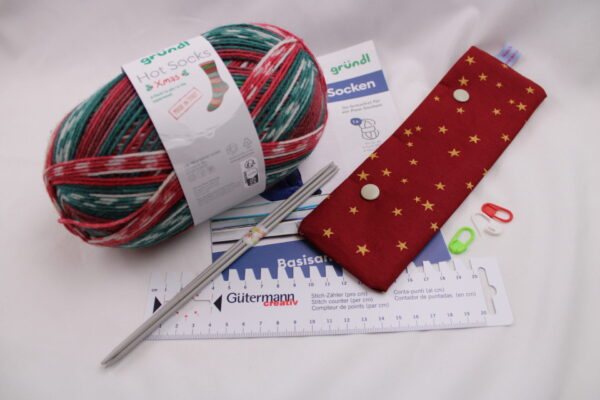 Strickset "Weihnachts-Socken stricken", komplettes Geschenkset zum Strümpfe stricken, DIY-Pack inklusive Wolle (6-fach), Nadeln, Nadelgarage, Handmaß und Anleitung