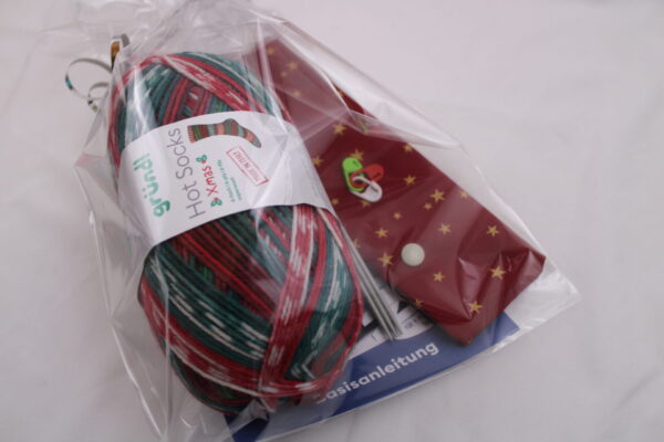 Strickset "Weihnachts-Socken stricken", komplettes Geschenkset zum Strümpfe stricken, DIY-Pack inklusive Wolle (6-fach), Nadeln, Nadelgarage, Handmaß und Anleitung