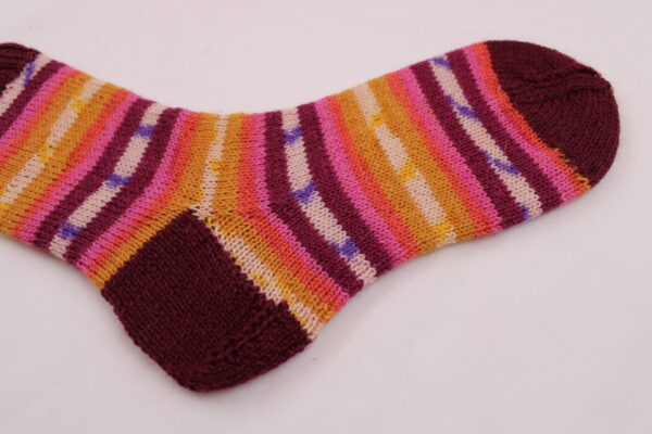 Strickset "Socken stricken", komplettes Geschenkset zum Strümpfe stricken, DIY-Pack inklusive Wolle, Nadeln, Nadelgarage, Handmaß und Anleitung