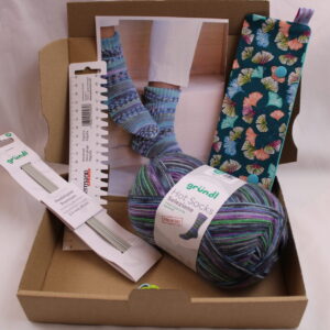 Strickset "Socken stricken", komplettes Geschenkset zum Strümpfe stricken, DIY-Pack inklusive Wolle, Nadeln, Nadelgarage, Handmaß und Anleitung