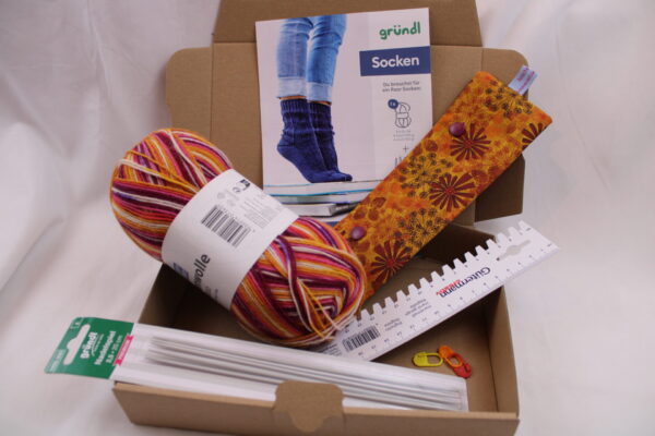Strickset "Socken stricken", komplettes Geschenkset zum Strümpfe stricken, DIY-Pack inklusive Wolle, Nadeln, Nadelgarage, Handmaß und Anleitung