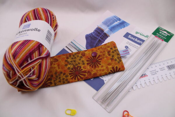 Strickset "Socken stricken", komplettes Geschenkset zum Strümpfe stricken, DIY-Pack inklusive Wolle, Nadeln, Nadelgarage, Handmaß und Anleitung