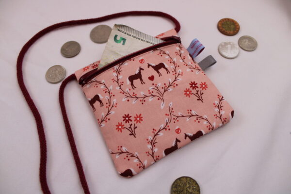 Kinder-BRUSTBEUTEL "Pferdeliebe" mit Reißverschluss und Reflektorfähnchen; Brusttasche, Geldbörse, Geldbeutel