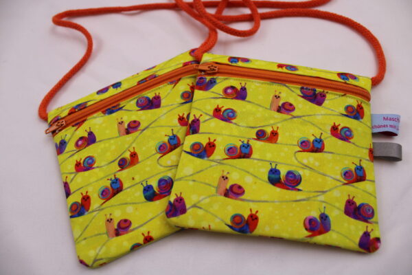 Kinder-BRUSTBEUTEL "Schneckenrennen" mit Reißverschluss und Reflektorfähnchen; Brusttasche, Geldbörse, Geldbeutel