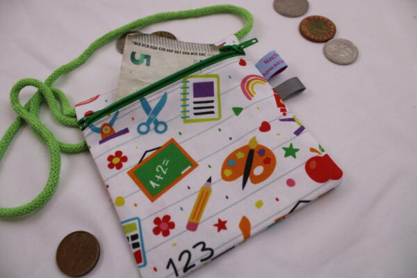 Kinder-BRUSTBEUTEL "Schulanfang" mit Reißverschluss und Reflektorfähnchen; Brusttasche, Geldbörse, Geldbeutel