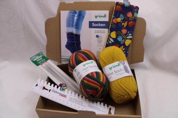 Strickset "Socken stricken", komplettes Geschenkset zum Strümpfe stricken, DIY-Pack inklusive Wolle, Nadeln, Nadelgarage, Handmaß und Anleitung