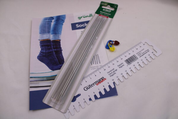 Strickset "Socken stricken", komplettes Geschenkset zum Strümpfe stricken, DIY-Pack inklusive Wolle, Nadeln, Nadelgarage, Handmaß und Anleitung