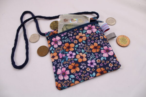 Kinder-BRUSTBEUTEL "Blumenwiese flieder-marine" mit Reißverschluss und Reflektorfähnchen; Brusttasche, Geldbörse, Geldbeutel