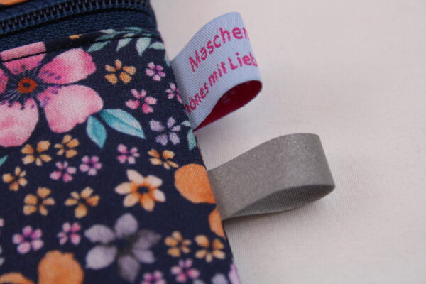 Kinder-BRUSTBEUTEL "Blumenwiese flieder-marine" mit Reißverschluss und Reflektorfähnchen; Brusttasche, Geldbörse, Geldbeutel