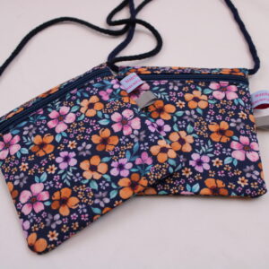 Kinder-BRUSTBEUTEL "Bluemenwiese flieder-marine" mit Reißverschluss und Reflektorfähnchen; Brusttasche, Geldbörse, Geldbeutel