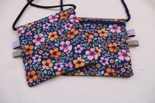 Kinder-BRUSTBEUTEL "Blumenwiese flieder-marine" mit Reißverschluss und Reflektorfähnchen; Brusttasche, Geldbörse, Geldbeutel
