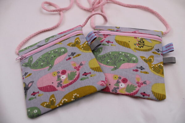Kinder-BRUSTBEUTEL "Bunte Walfische" mit Reißverschluss und Reflektorfähnchen; Brusttasche, Geldbörse, Geldbeutel