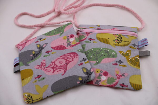 Kinder-BRUSTBEUTEL "Bunte Walfische" mit Reißverschluss und Reflektorfähnchen; Brusttasche, Geldbörse, Geldbeutel